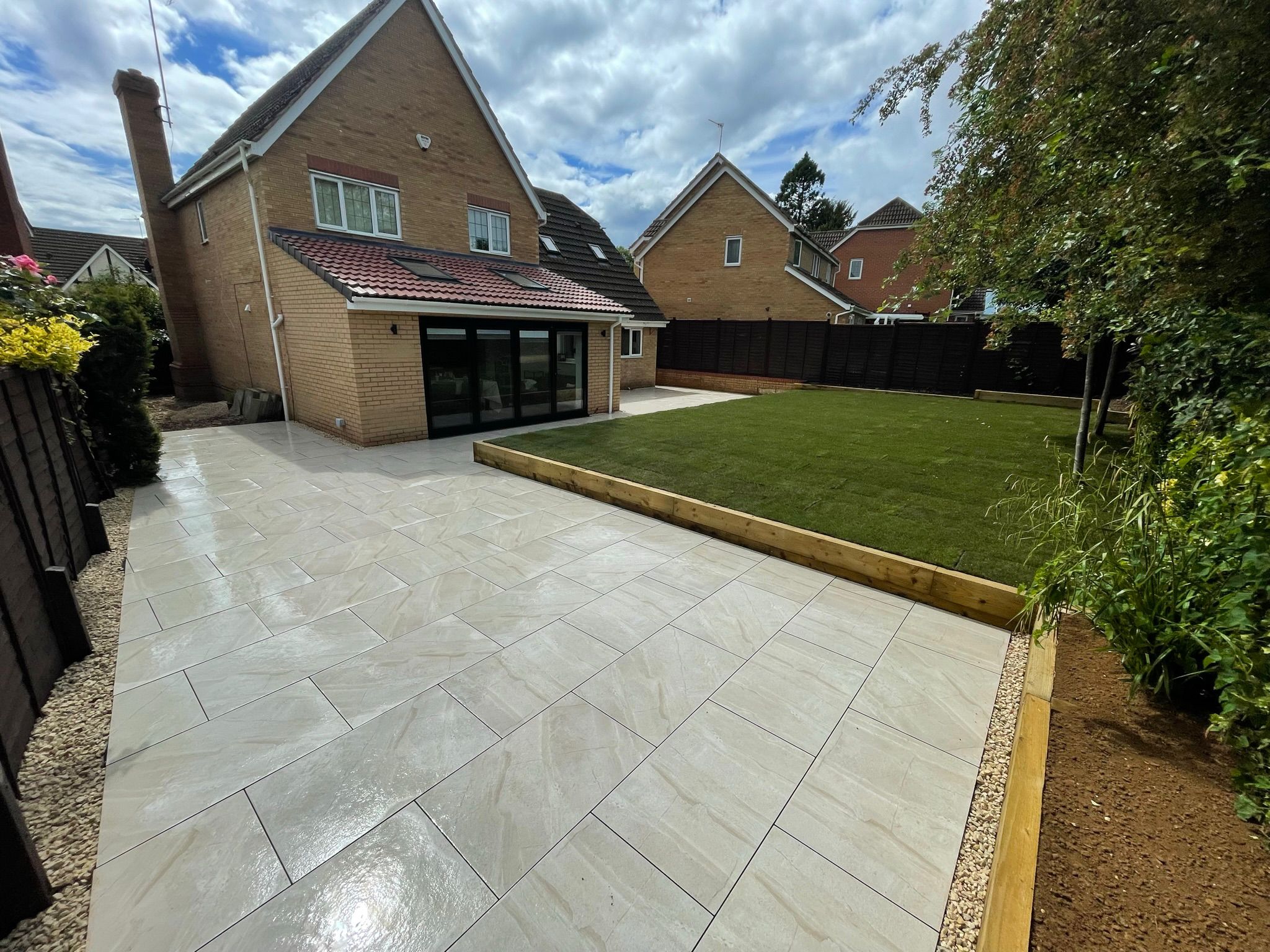 Large-scale landscaping with porcelain paving